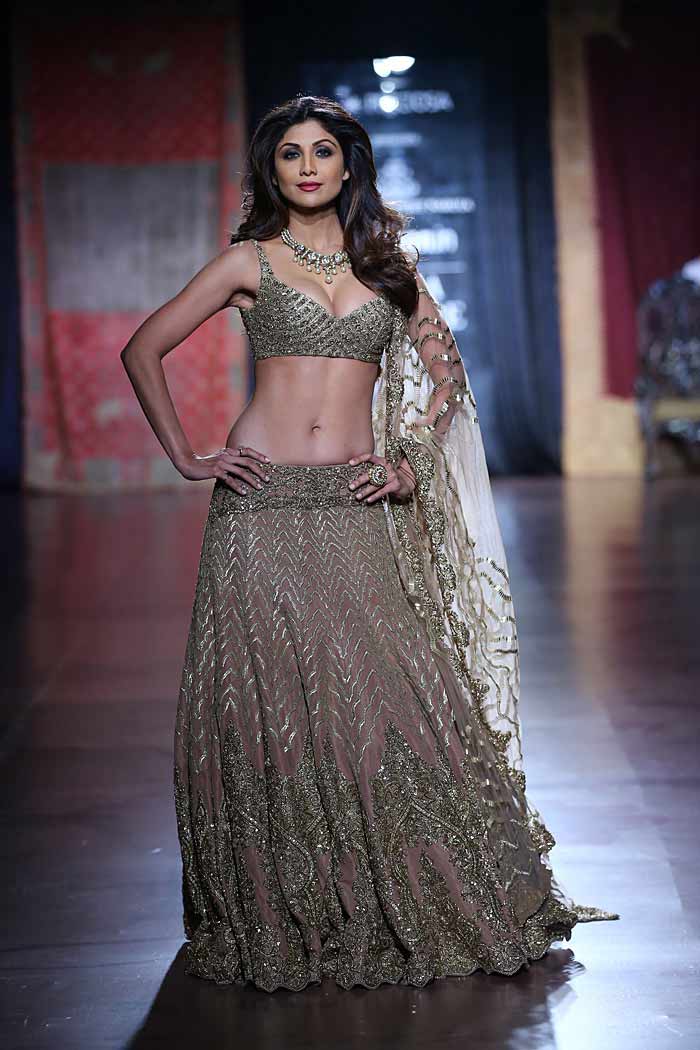 shilpa shetty showstopper rimple harpreet narula autumn winter 2015 runway collection couture indian amazon india fashion week lehenga