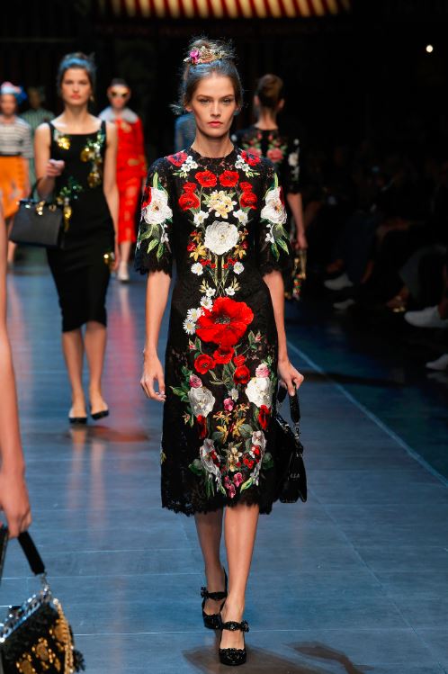 22-dolce-and-gabbana-spring-summer-2016-black-floral-paint-lace-dress-hair-accessories
