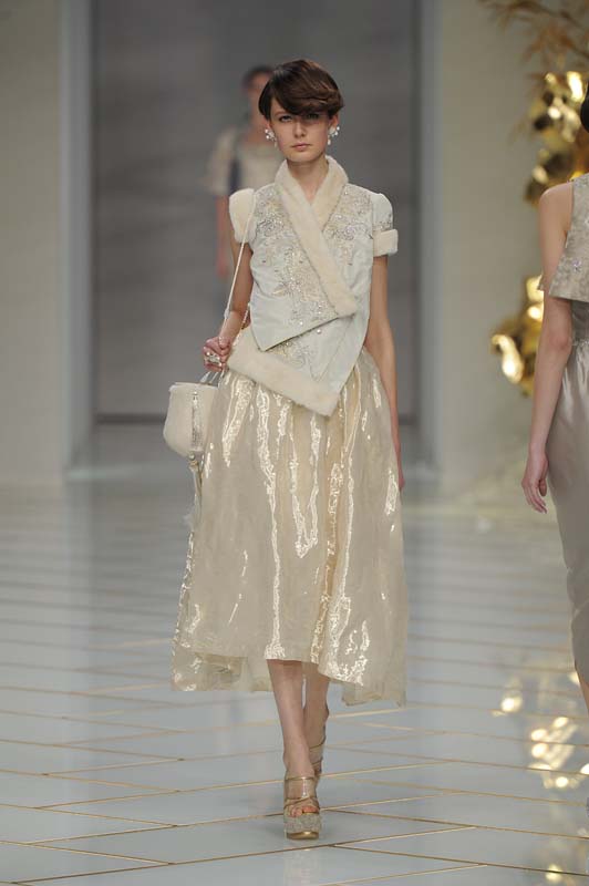 guo-pei-spring-summer-2016-couture-show-dress-25-asymmetric-jacket-pale-gold-silk