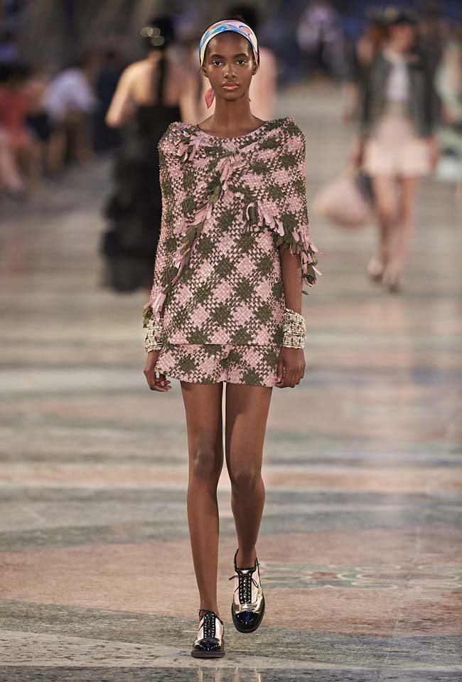 chanel-cruise-collection-fashion-show-2016-16-colorful-dresses-outfit (19)