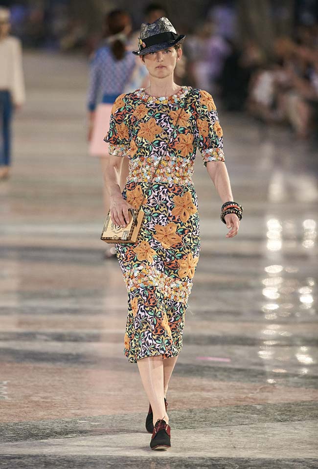 chanel-cruise-collection-fashion-show-2016-16-colorful-dresses-outfit (48)