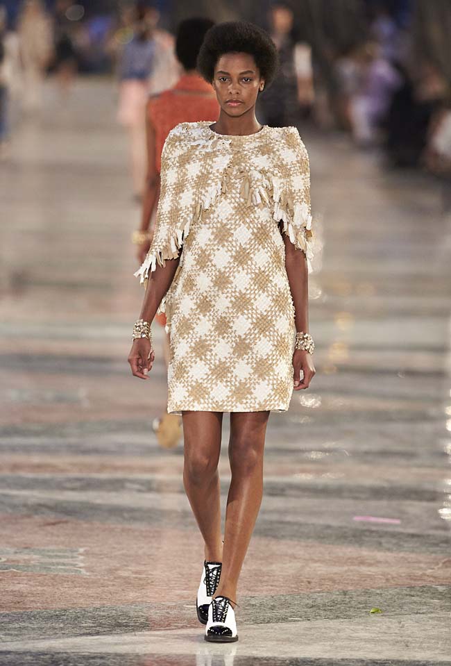 chanel-cruise-collection-fashion-show-2016-16-colorful-dresses-outfit (50)