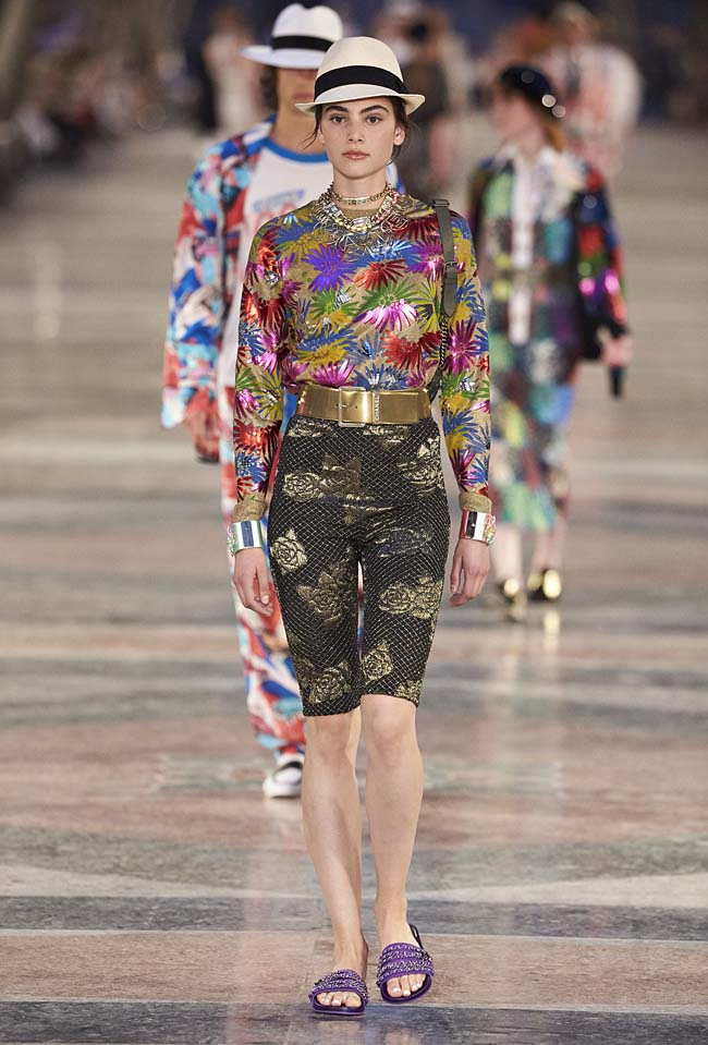 chanel-cruise-collection-fashion-show-2016-16-colorful-dresses-outfit (59)