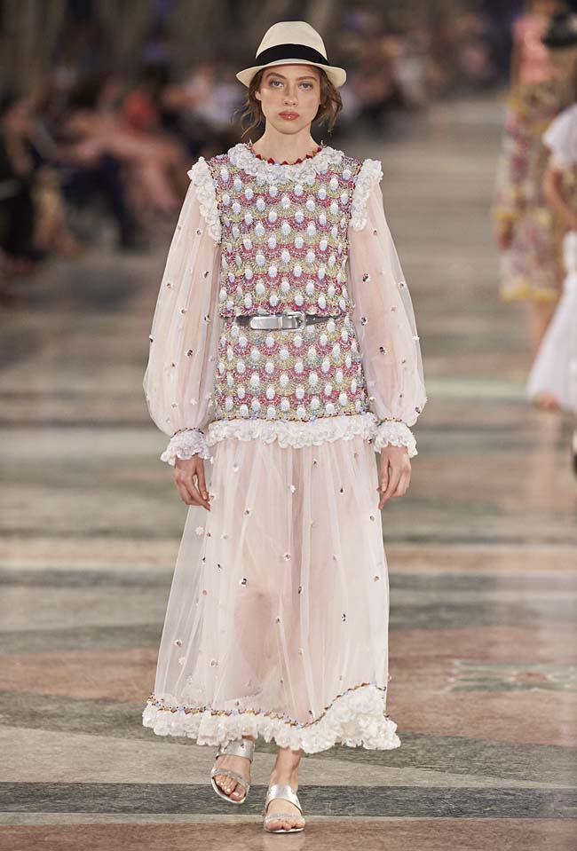 chanel-cruise-collection-fashion-show-2016-16-colorful-dresses-outfit (77)