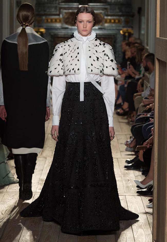 valentino-fall-winter-2016-couture-fashion-show-collection (20)-black-skirt-long-white-shirt-crop-top-front-slit