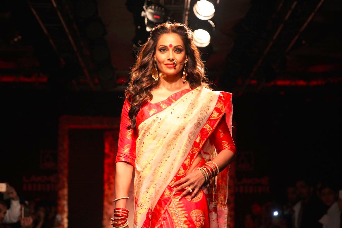 Bipasha-Basu-Sanjukta-Dutta-lakme-fashion-week-LFW-winter-festive-2016-bollywood-actress