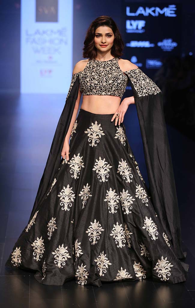 Lakme Fashion Week 2023: Sara Ali Khan looks stunning in red lehenga as  showstopper