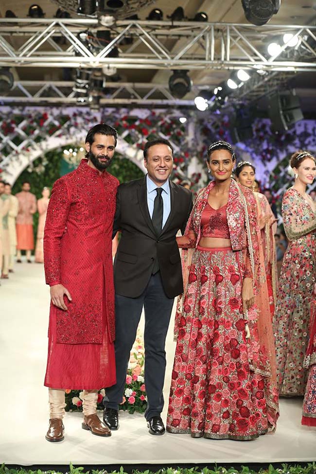 varun-bahl-India-Couture-Week-2016-collection-red-bandhgala-sherwani-red-embroidery-lehenga (6)