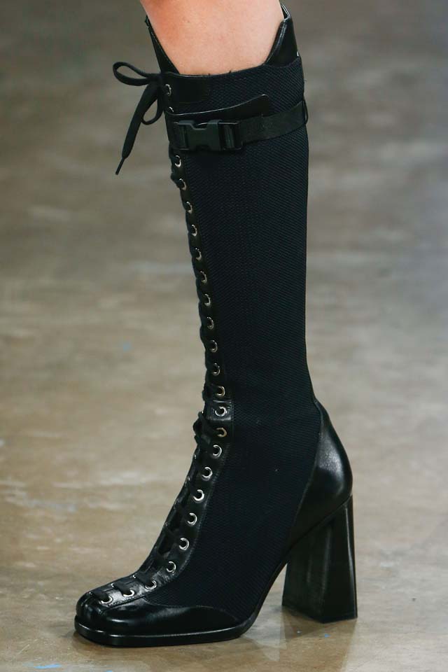 versus-versace-details-accessories-fall-winter-2017-fw17-rtw-collection (13)-lace-tie-up-boots