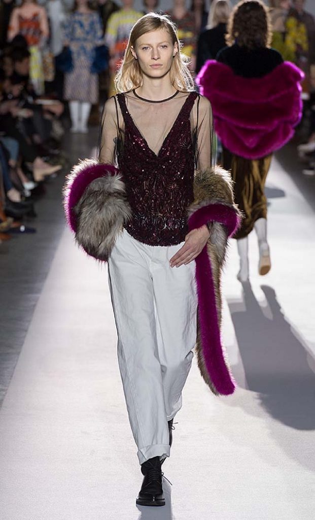 dries-van-noten-fw17-fall-winter-2017-collection-01 (62)-fur-scarf-white-pants