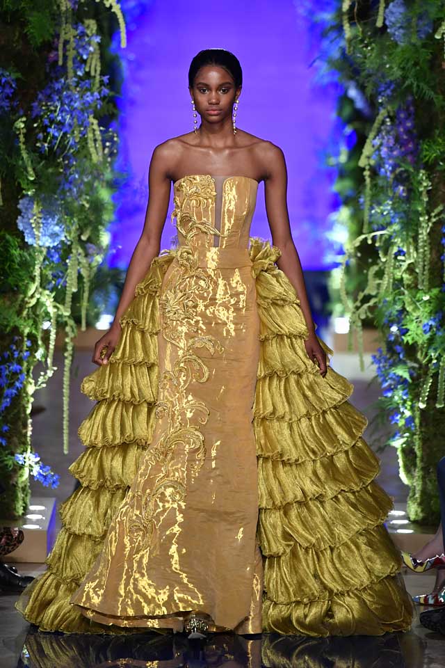 Royal Fashion at Guo Pei Haute Couture Fall 2017-18 Show