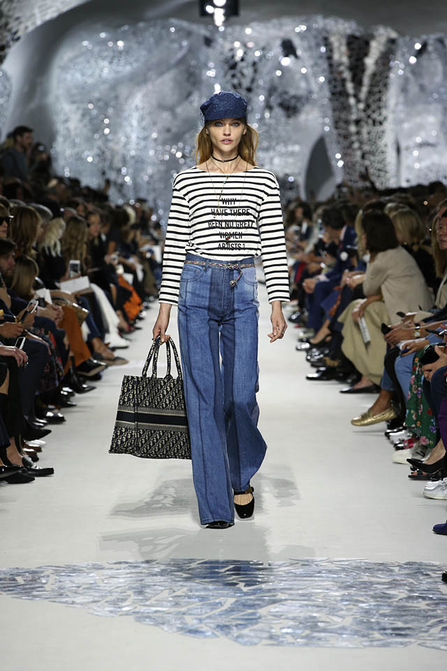 Áo mưa Dior item street style có tính ứng dụng cao  Harpers Bazaar