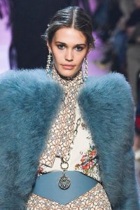 elie-saab-latest-jewelry-trnds-fall-2018-long-broad-chain-necklace
