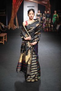 sanjukta-dutta-lfw-sr17-lakme-fashion-week-summer-resort-2017-4-black-saree-sari