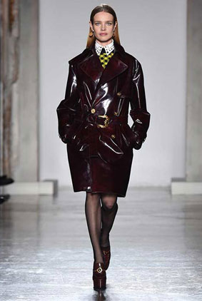 versace-fall-2018-fw-18-collection-1-patent-leather-coat