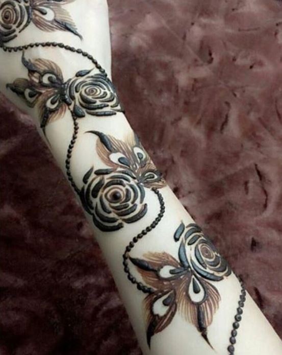 Featured image of post Flower Rose Mehndi Design Easy And Beautiful - Applying mehndi has become more trendy nowadays, girls don&#039;t want to wait for celebrations or parties for applying mehndi, they would like to apply simple designs in normal days also.